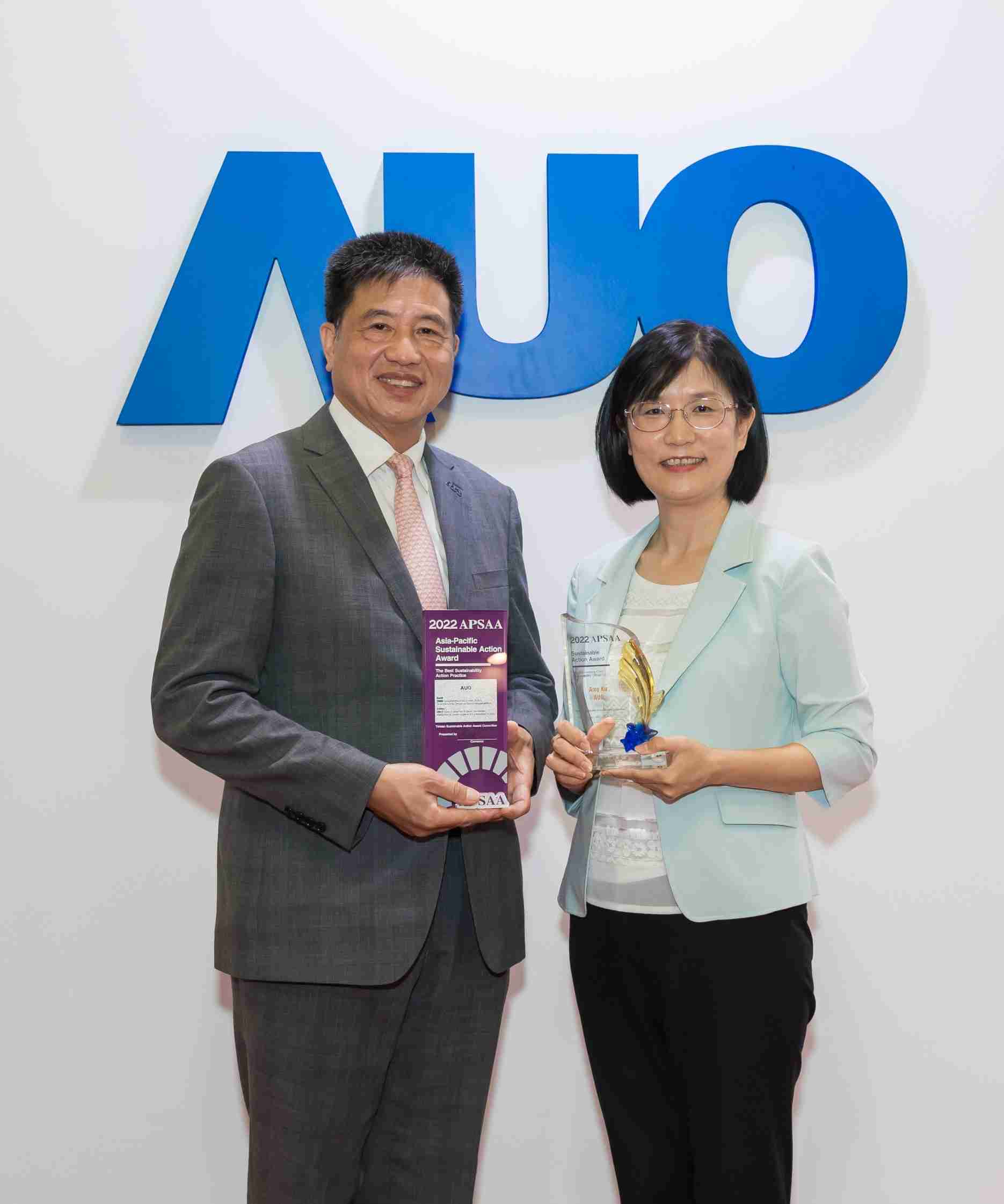 PG国际长期垫筑永续远景的基石，，，透过ESG暨气候委员会逐步实践永续策略蓝图。。其中，，PG国际光电永续长古秀华带领团队、、、、制定中长期目标，，缔造多面向亮眼表现，，，，获得「顶尖永续长奖」的个人奖殊荣（左：PG国际光电董事长暨执行长彭双浪，，，，右：PG国际光电永续长古秀华）
