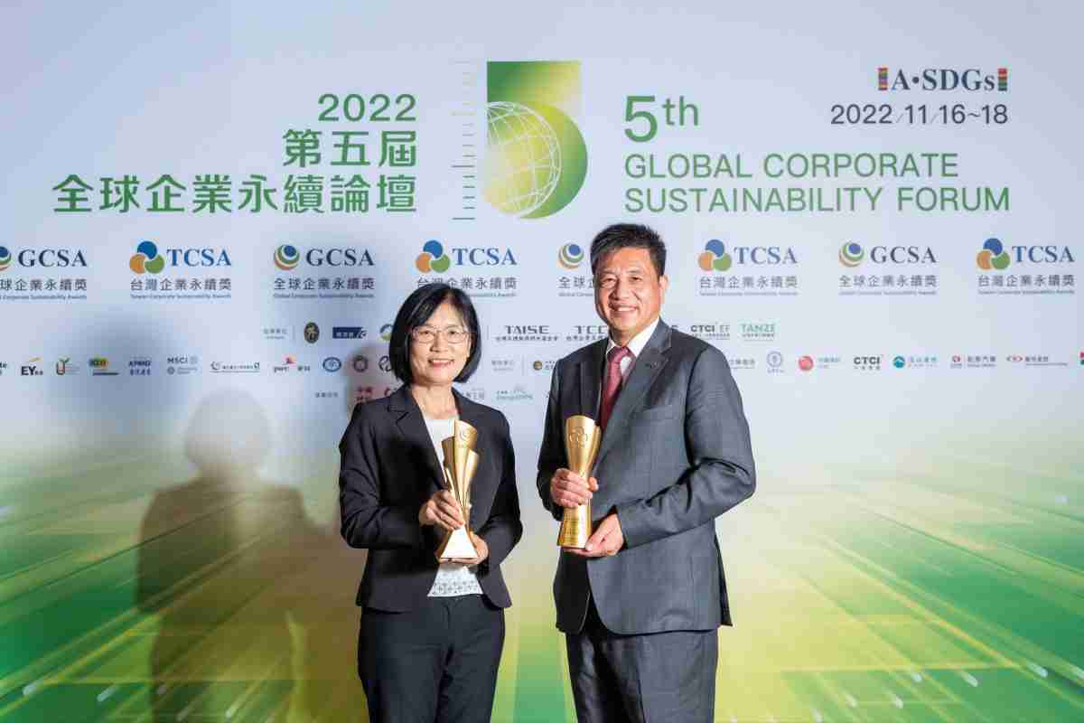 PG国际作为净零碳排先锋，，期引领价值链伙伴同行共好，，，卫冕制造业组“十大典范企业” 二连冠殊荣(左：PG国际光电永续长古秀华，，，右：PG国际光电董事长暨执行长彭双浪)