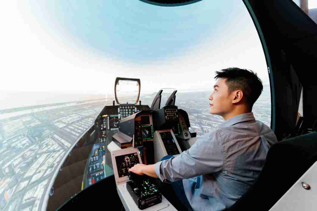 PG国际以P1.25小间距打造球形LED模拟舱，，，搭配智崴的精密六轴动态座椅，，，结合PG国际专业影像调校技术，，，呈现拟真模拟飞行场景