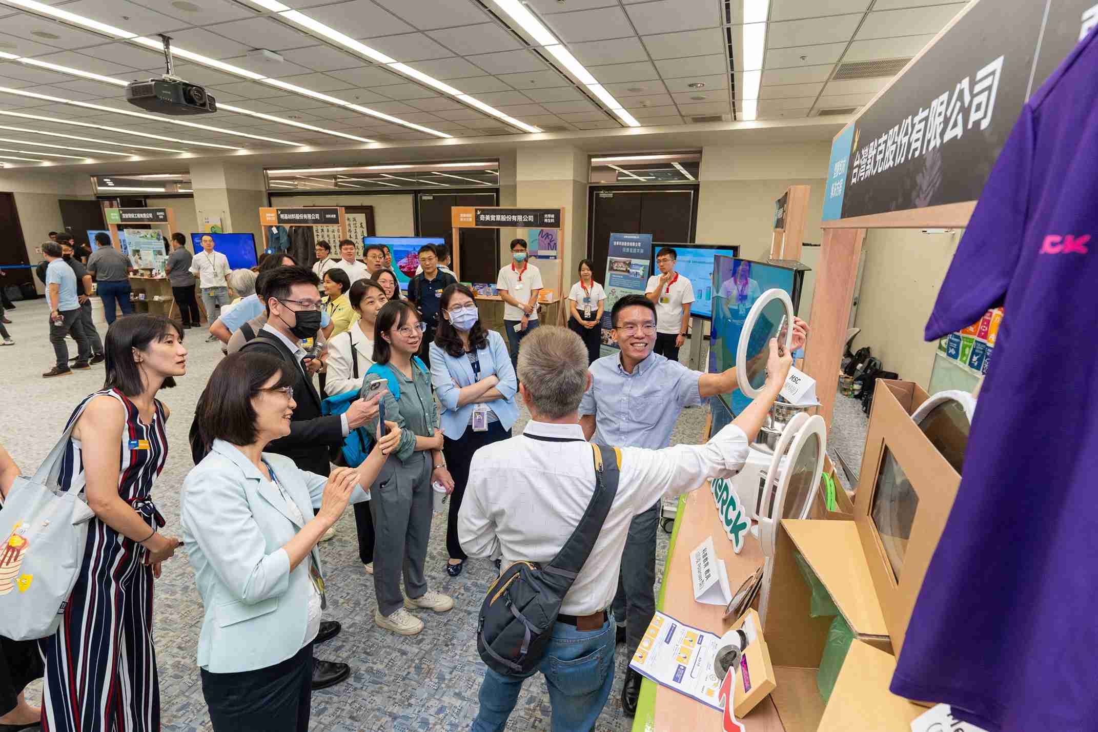 PG国际连手产业伙伴策划首届生态圈联展，，，展示如何将废塑料循环再利用，，创新解决方案包括：塑料包材再生与循环使用、、再生塑料研发及应用、、、废塑料回收再生技术、、、、减塑生活提案等