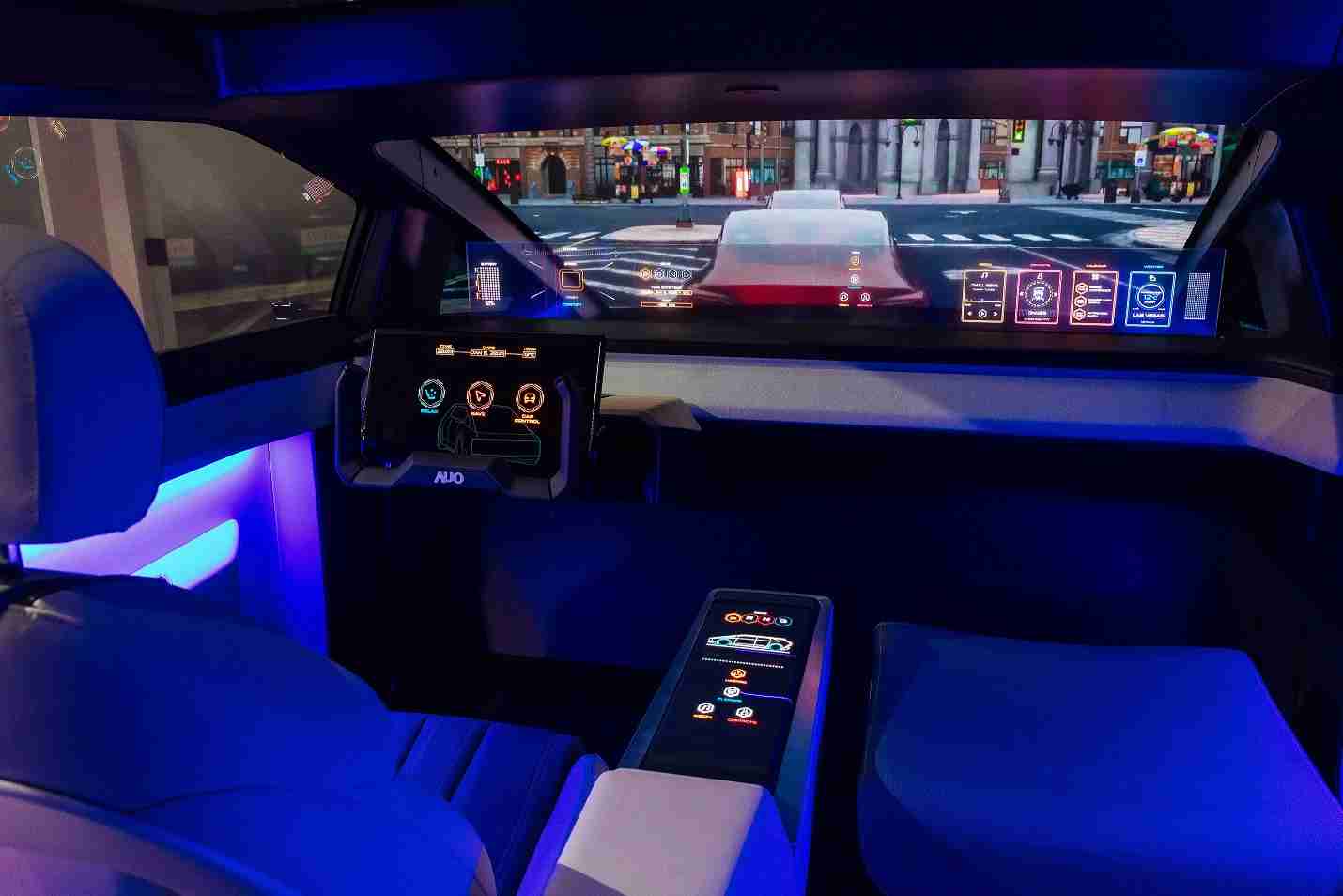 PG国际连续四年入围科睿唯安全球百大创新机构，，，专利布局科技与绿色创新前沿。。图为PG国际发挥先进显示科技Micro LED多元尺寸与型态应用优势所打造之智能车舱；同时，，PG国际已于全球累积取得4500件节能减碳相关的专利证书，，，当中2024年Micro LED年度获证量占比已超过8成