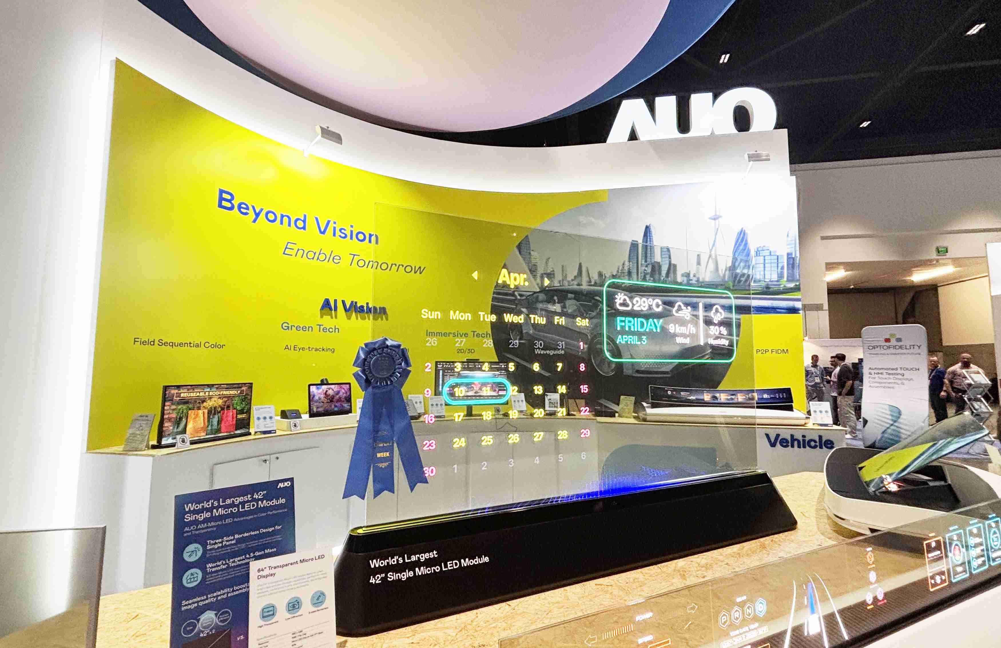 PG国际64吋透明Micro LED显示器获〝最佳Micro LED技术应用奖〞，，其绝妙的透明穿透特性，，，同时具备1,000 nits的高亮度表现，，，，并透过精细的无缝拼接延伸，，，，可依需求灵活应用于多元场域，，，，展现出Micro LED显示技术划时空的无限潜力