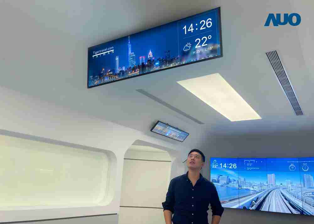 达擎TARTAN “37吋超薄双屏车厢显示器” 采用单一背光设计，，，将双面显示器厚度大幅缩减至12mm，，支持长条屏 32:9 规格，，，突破传统分辨率限制，，，，提供旅客更清晰实时的乘车信息及广告讯息